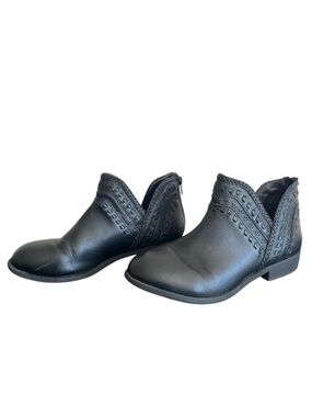 SO Girls’ 5 Ankle Boots Black Zip Back V Cut Braided Cut Out Details